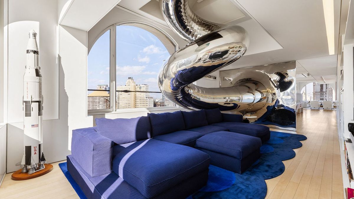 Tobogán v obýváku. V luxusním newyorském bytě mají v obýváku tobogán